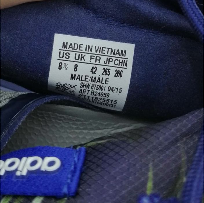 Кросівки Adidas.