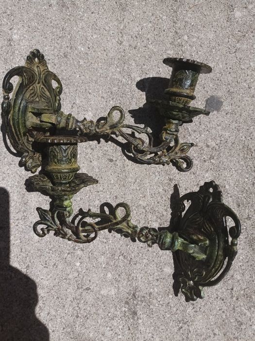 Castiçais de parede em bronze.