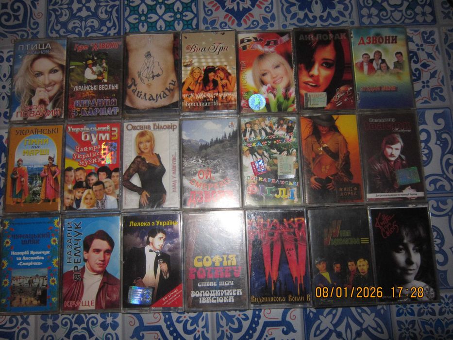 Аудіокасети з записом Океану Ельзи та інших українських виконавців