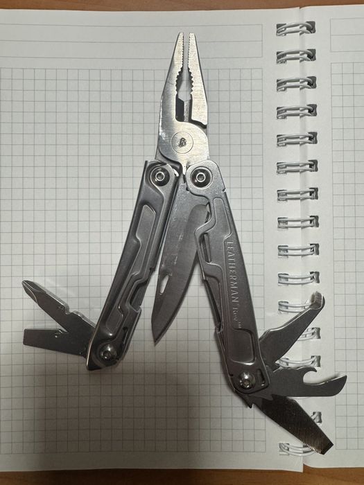 мультитул Leatherman Rev