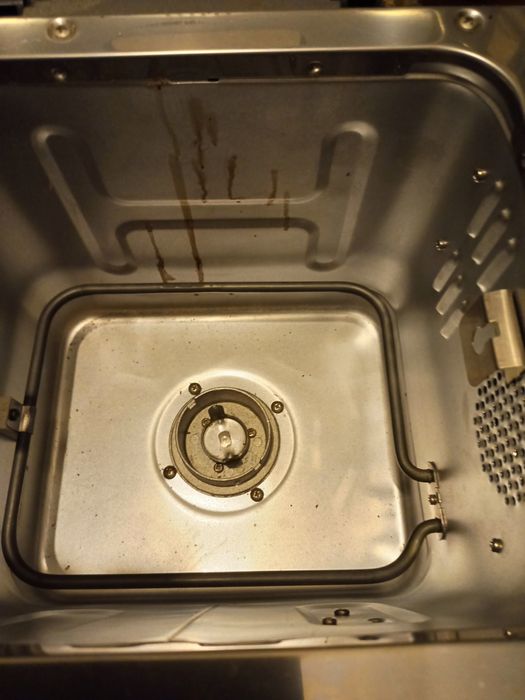 Хлібопічка Electrolux EBM 8000.