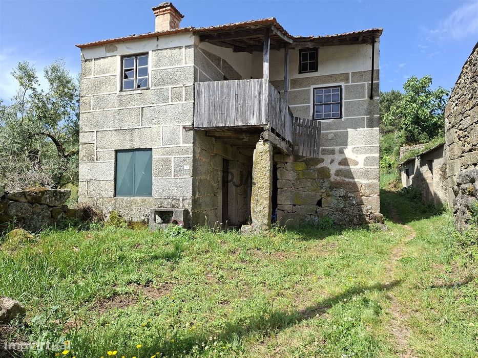 Casa tradicional em pedra para recuperar em Matança, Fornos de Algodre — Matança, Guarda