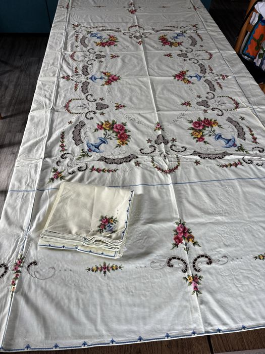 Toalha de mesa bordada a ponto cruz e 8 guardanapos