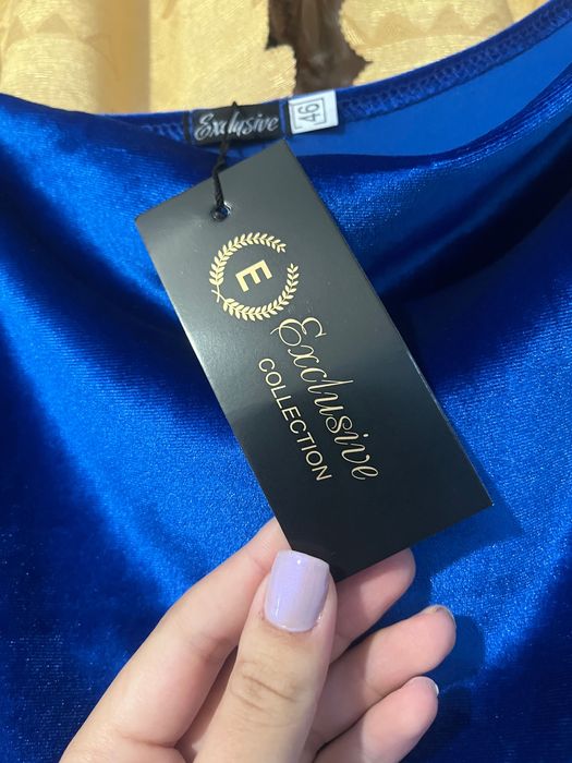 Сукня кольору електрик