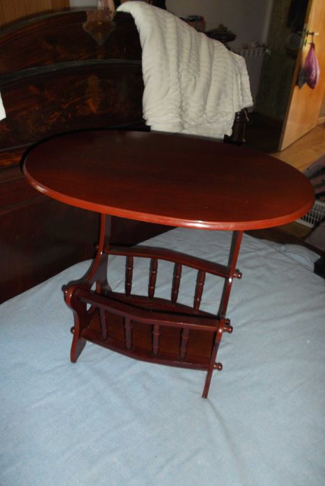 Pequena mesa revisteira-apoio a sofá-muito interessante