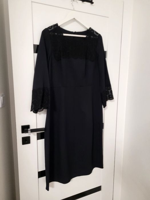 Śliczna elegancka z ozdobnym rękawem czarna sukienka,
