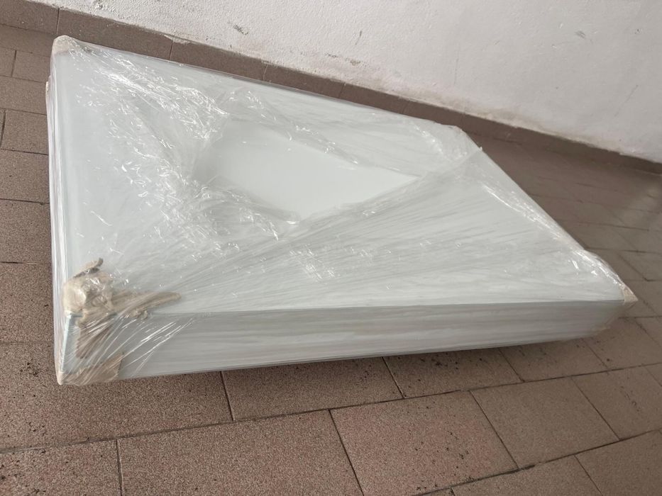 Mesa de centro/apoio em madeira com vidro serigrafado branco