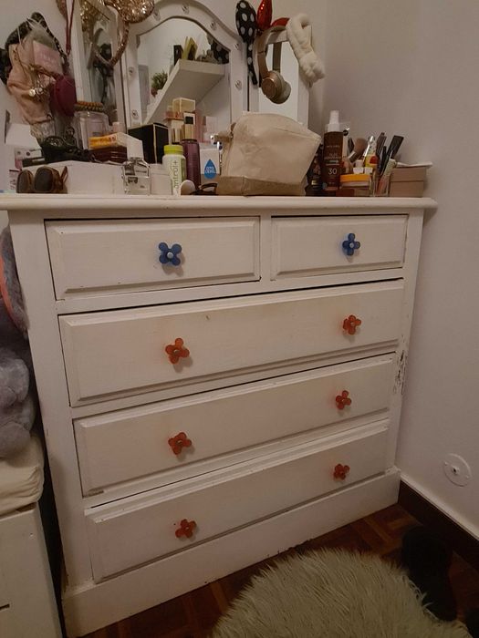 Cómoda em Madeira pura do Brasil.