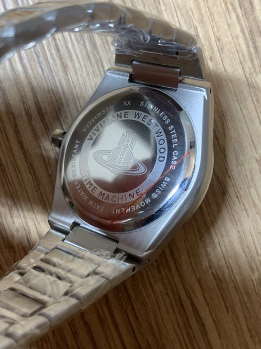 Новий годинник Vivienne Westwood