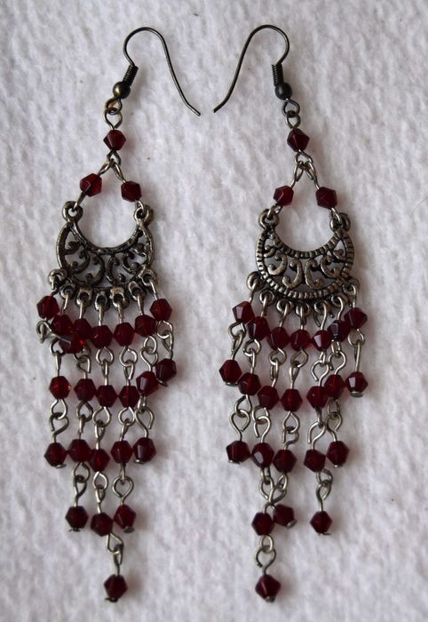 Brincos em metal e pedra escarlate
