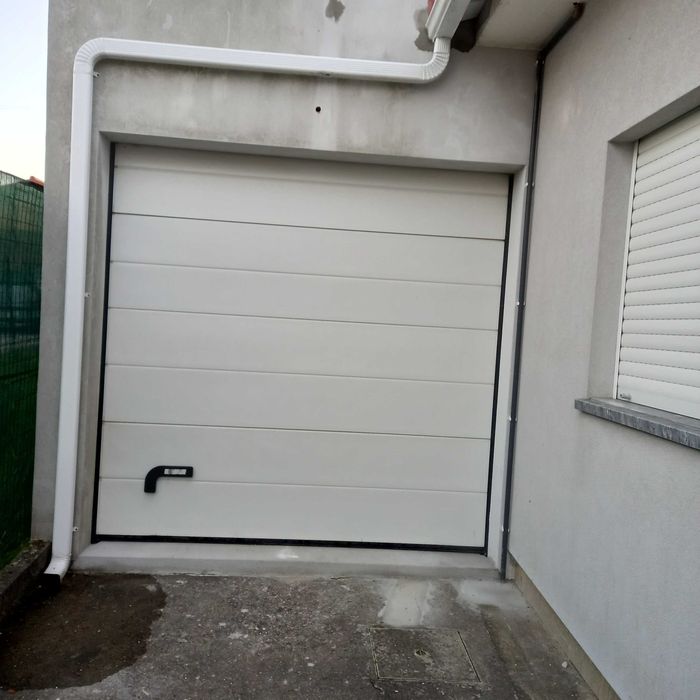 Portão automático de garagem.