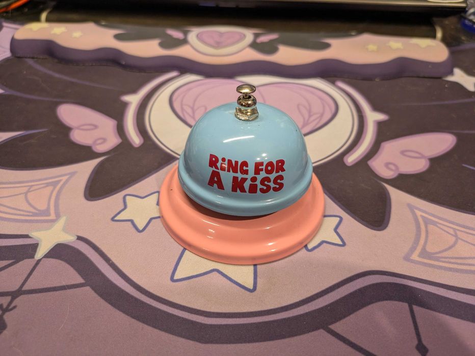 Dzwonek na biurko "Ring for a kiss"