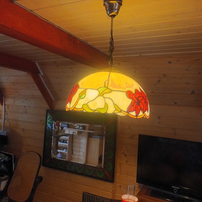 Lampa witrażowa wisząca.
