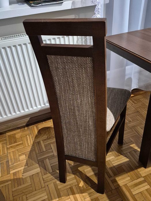 Stół rozkładany z krzesłami