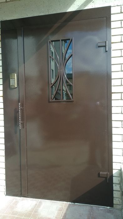 Двері металеві в підізд, будинок.