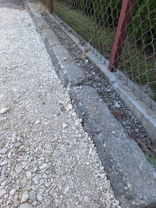 Krawężniki (obrzeża) drogowe z rozbiórki.