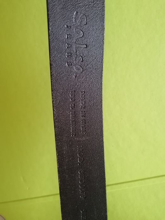 Cintos de marca em couro como novos