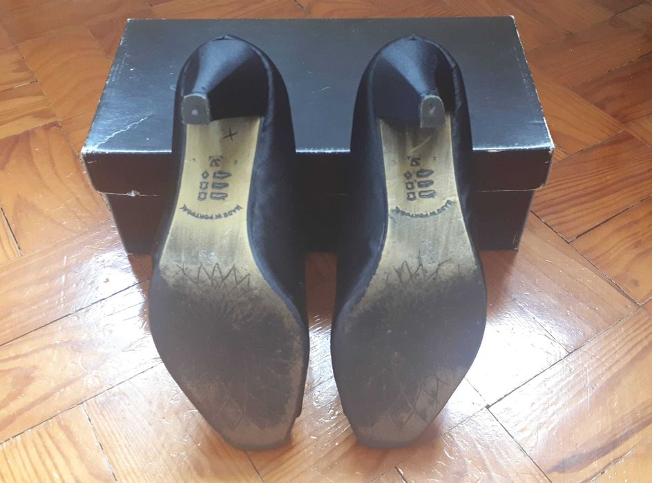 Sapatos pretos em tecido tipo cetim - Tam 37