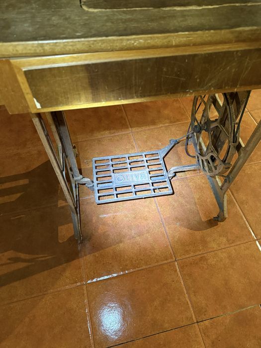 Maquina de Costura Oliva com mesa