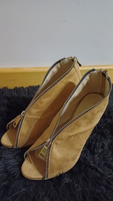 Kremowe buty na szpilce 39