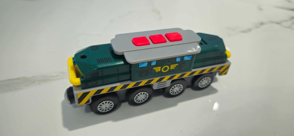 Lokomotywa towarowa do torow drewnianych Playtive