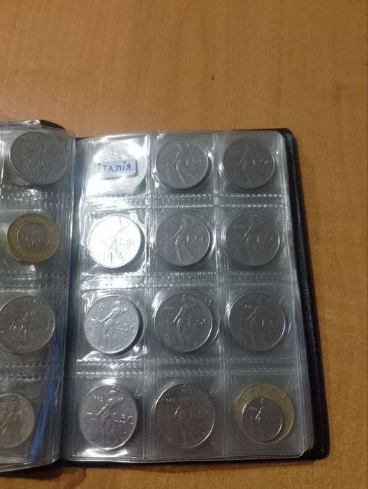 Альбом з різними монетами