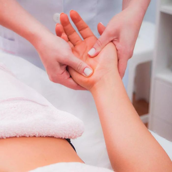 Faço massagens a pés e mãos