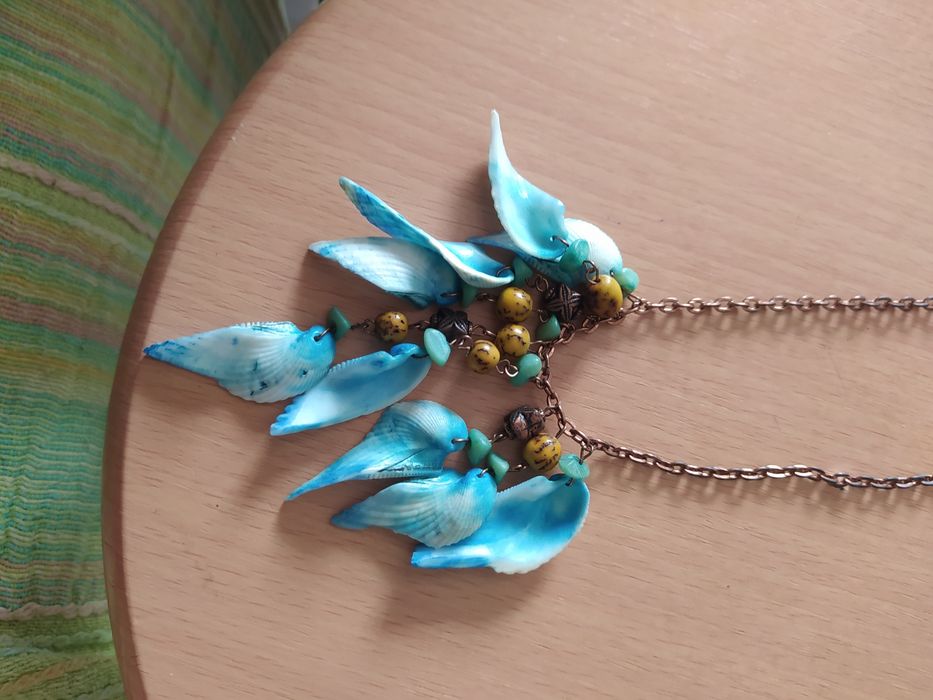 Colar acobreado com missangas e conchas em azul