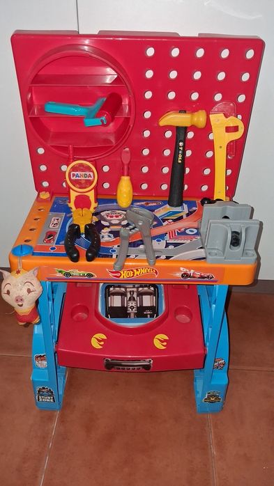 Brinquedo bancada com ferramentas