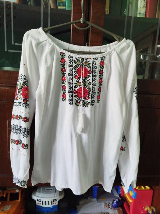Красива вишиванка для дівчинки, стан ідеальний (як нова), р. 140-152