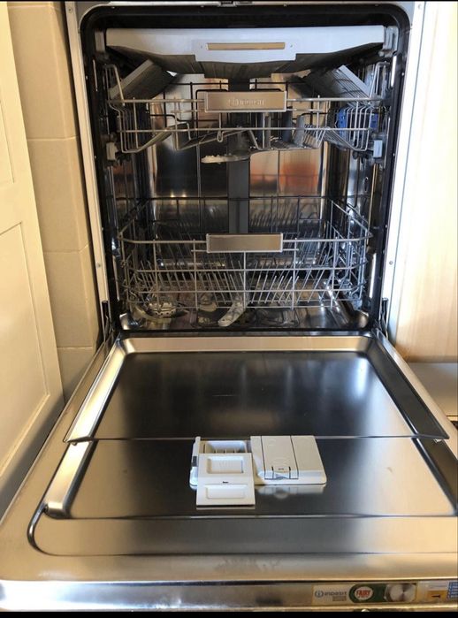 Máquina loiça Indesit usada apenas 1 ano (2023)