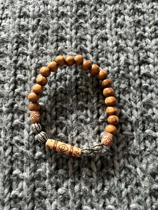 Efektowna bransoletka w kolorze drewna