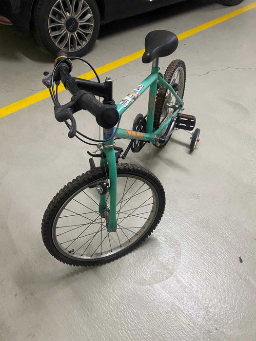Vendo bicicleta de criança com rodas de suporte lateral