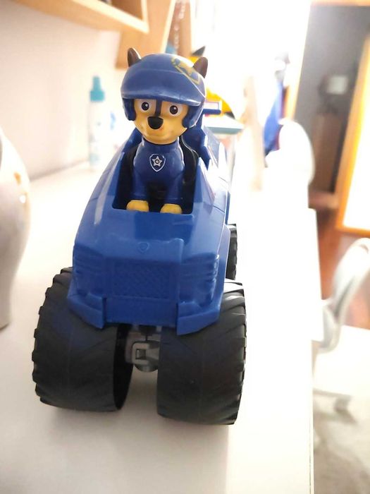 Brinquedos e roupa