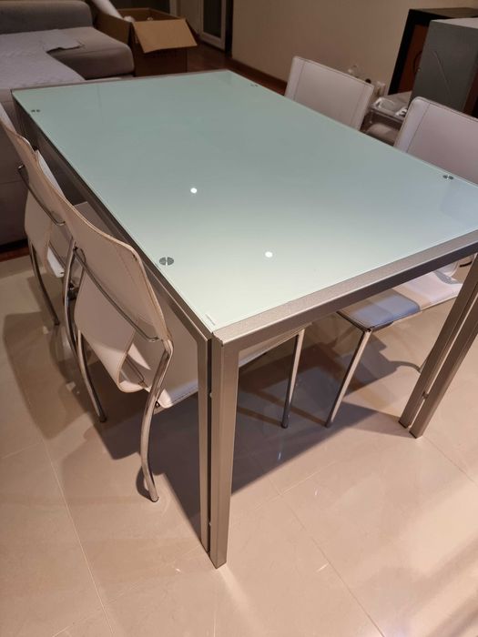 Mesa de vidro e 4 cadeiras