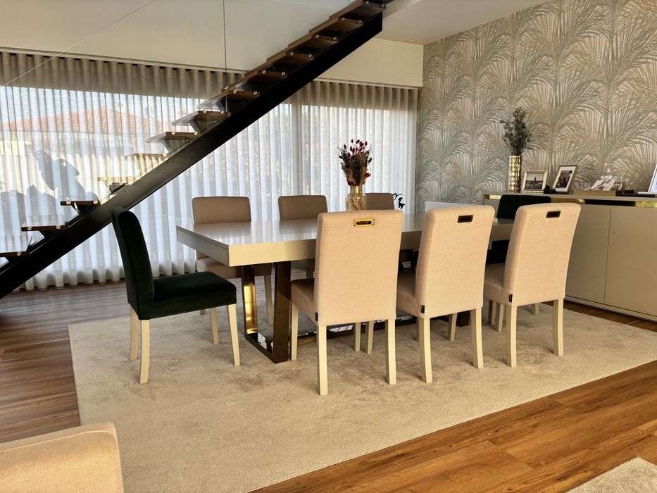 Conjunto de Mesa com 8 cadeiras e móvel aparador