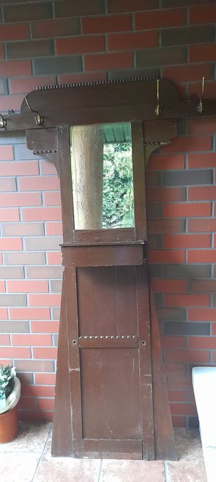 Wysokie lustro z szufladą