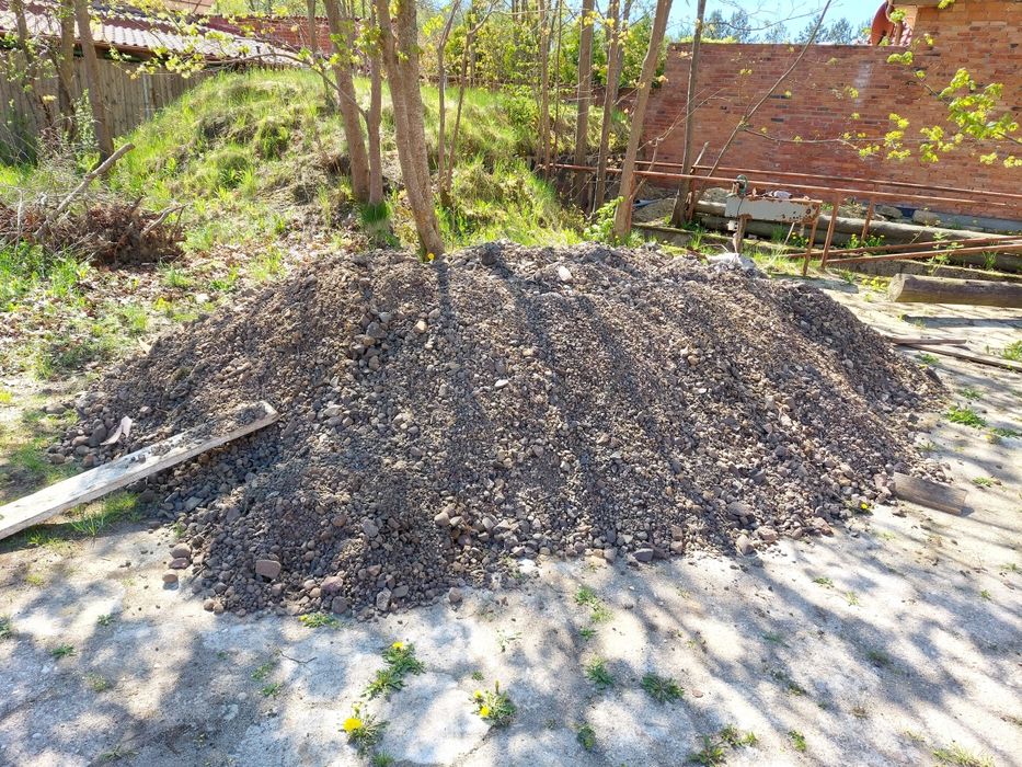 Czyste Kamienie z przesianej ziemii