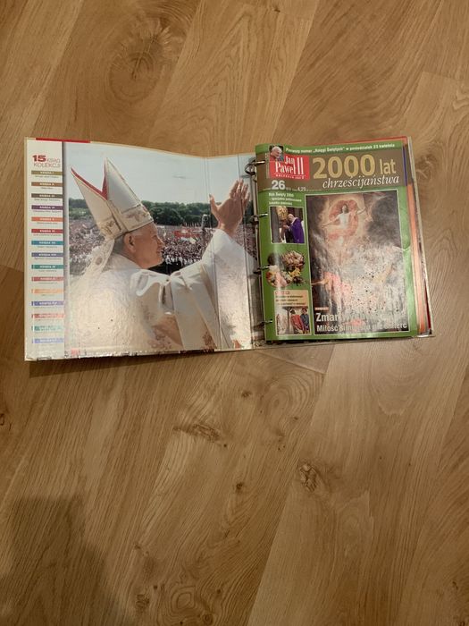 Jan Paweł II - segragtory z gazetami