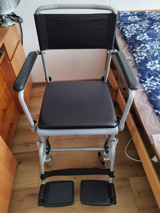 Mobilne krzesło toaleta na kółkach