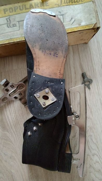 Zabytkowe łyżwy Junior wraz z butami (rozmiar 35)