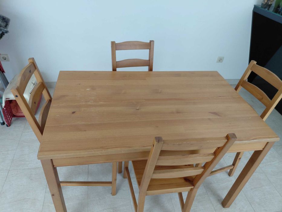 Pinho maciço com acabamento em velatura/verniz. A mesa tem aproximadamente 118cm de comprimento, 74cm de largura e 73,5cm de altura.