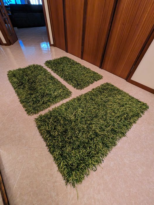 Espelho + móvel de arrumação + tapetes