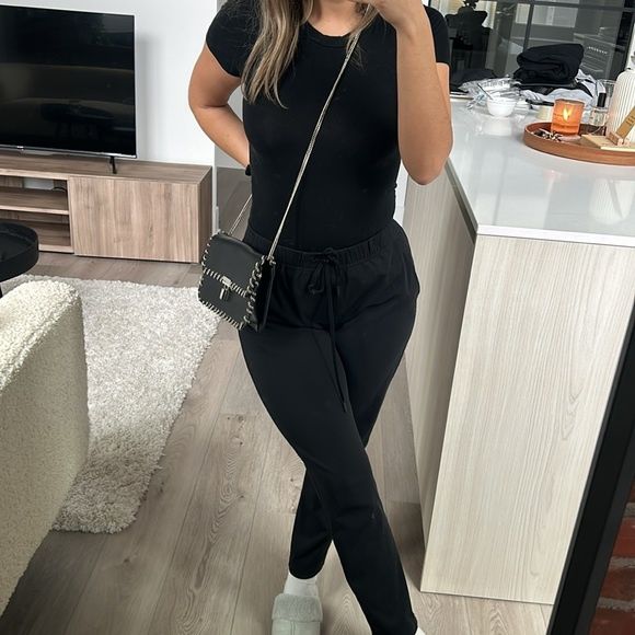 Чорна сумочка на плече з цепочкою