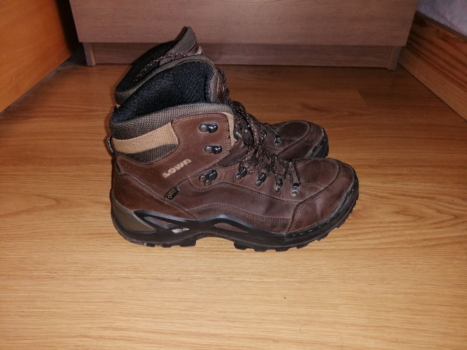 Botas Lowa Nº 46, de pele verdadeira, com pouco uso