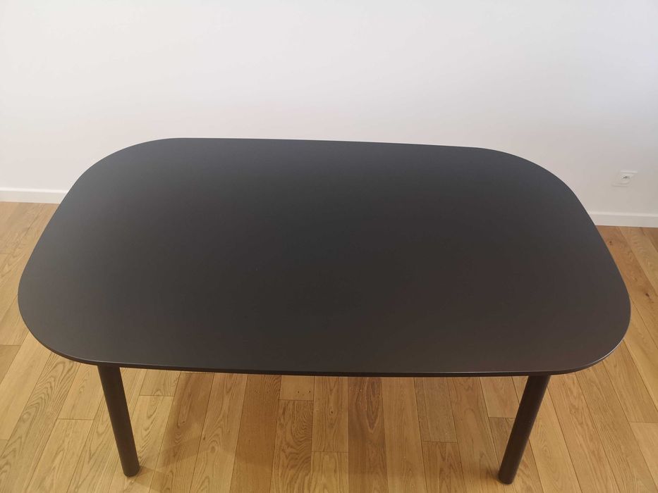 Czarny stół Vedbo z IKEA