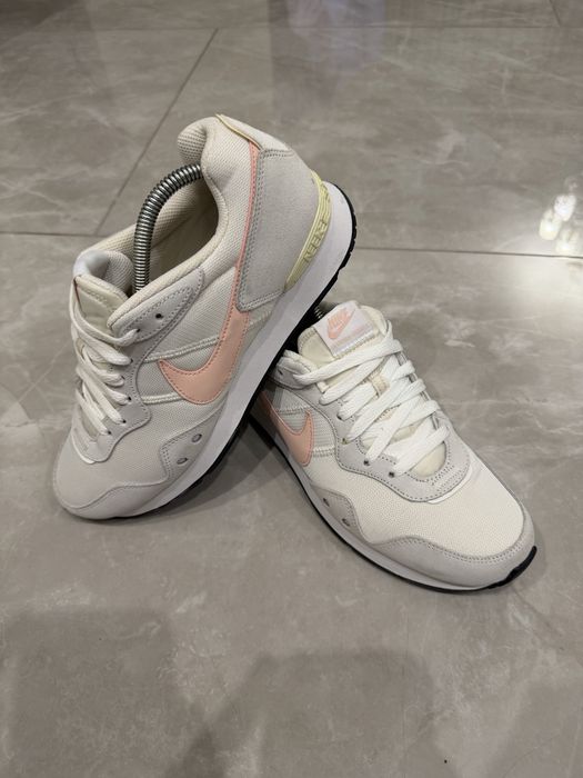 Кросівки Nike Venture Runner (EUR 42)