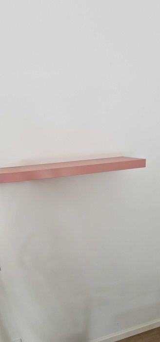 Prateleira decorativa em cor-de-rosa, ideal para colocar molduras, objetos decorativos e outros acessórios