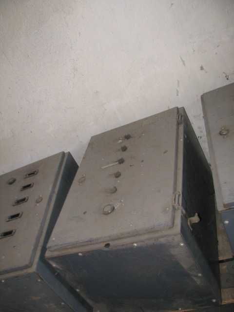 Ящик комутаційний електричний металевий з дверцятами, що закриваються.