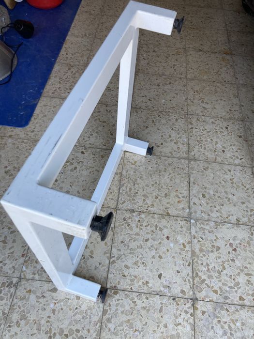 Base em ferro lacado com pés ajustáveis,